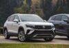 Biały SUV Volkswagen zaparkowany w lesie na tle drzew