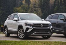 Ford Puma czy Ford Kuga – porównanie SUV-ów dla rodziny i na co dzień Biały SUV Volkswagen zaparkowany w lesie na tle drzew