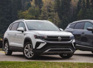 Ford Puma czy Ford Kuga – porównanie SUV-ów dla rodziny i na co dzień Biały SUV Volkswagen zaparkowany w lesie na tle drzew