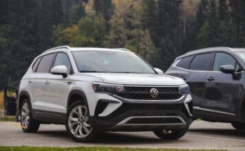 Biały SUV Volkswagen zaparkowany w lesie na tle drzew