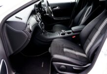 Renault Captur II generacji, który silnik benzynowy i która wersja wyposażenia jest najbardziej opłacalna Czarne wnętrze nowoczesnego samochodu klasy premium z kierownicą po prawej stron