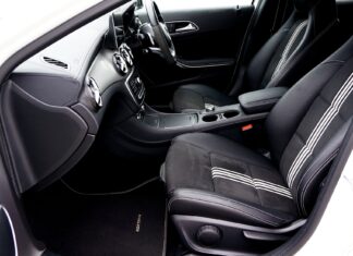 Czarne wnętrze nowoczesnego samochodu klasy premium z kierownicą po prawej stron