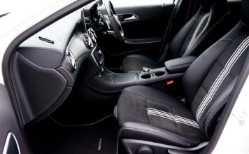 Czarne wnętrze nowoczesnego samochodu klasy premium z kierownicą po prawej stron