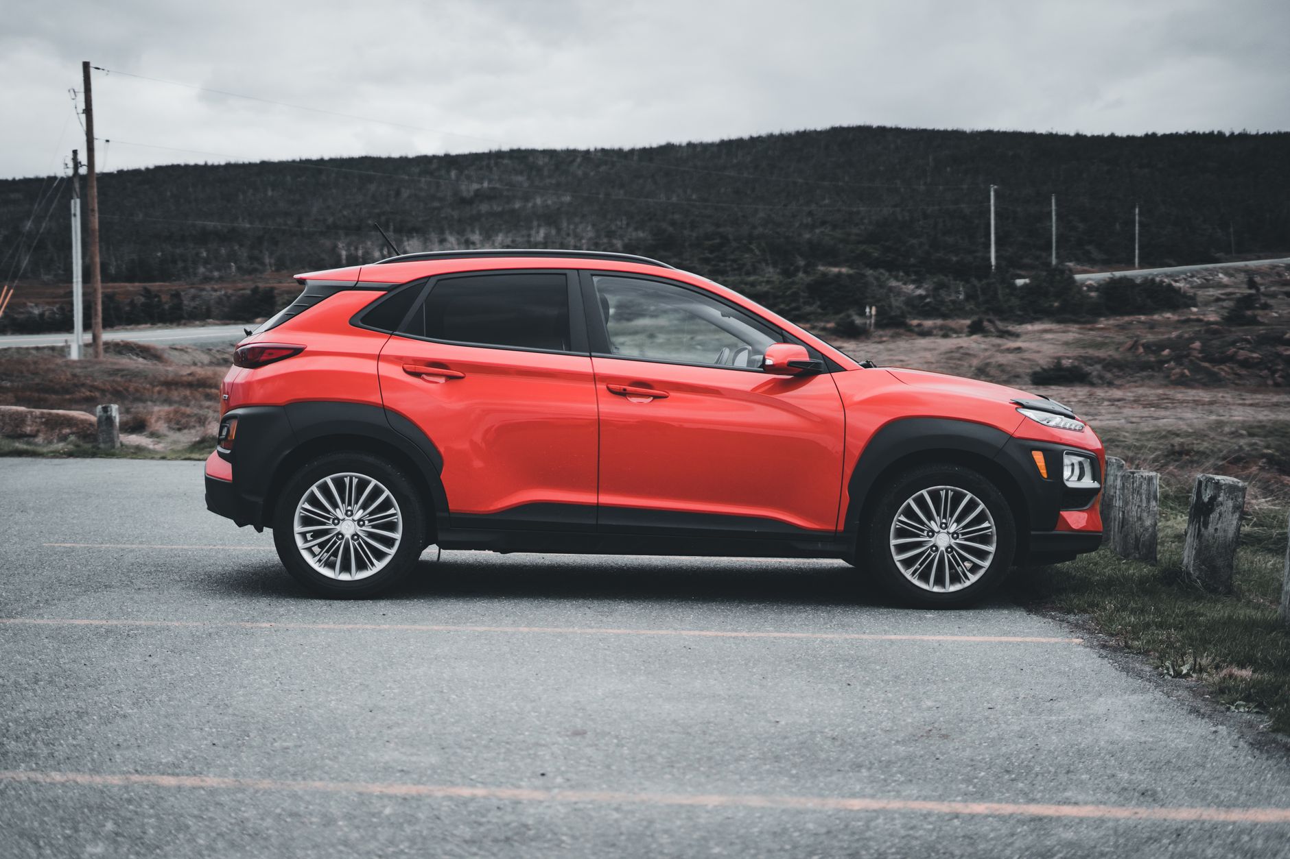 Czerwony SUV Renault Captur zaparkowany na dworze w pochmurny dzień