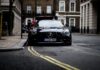 Ferrari w leasingu czy za gotówkę – przewodnik po formach finansowania marzeń Czarny Mercedes-Benz zaparkowany przy ulicy w Londynie