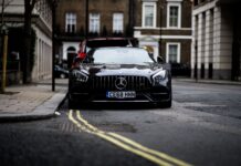Ferrari w leasingu czy za gotówkę – przewodnik po formach finansowania marzeń Czarny Mercedes-Benz zaparkowany przy ulicy w Londynie