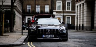 Czarny Mercedes-Benz zaparkowany przy ulicy w Londynie