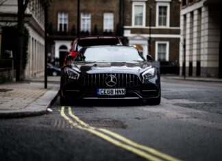 Ferrari w leasingu czy za gotówkę – przewodnik po formach finansowania marzeń Czarny Mercedes-Benz zaparkowany przy ulicy w Londynie