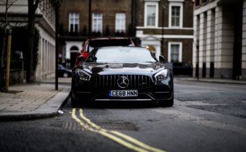 Ferrari w leasingu czy za gotówkę – przewodnik po formach finansowania marzeń Czarny Mercedes-Benz zaparkowany przy ulicy w Londynie