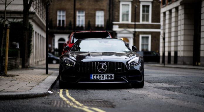 Ferrari w leasingu czy za gotówkę – przewodnik po formach finansowania marzeń Czarny Mercedes-Benz zaparkowany przy ulicy w Londynie