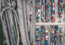 Jak założyć firmę transportową w Polsce krok po kroku Kontenery transportowe i węzeł autostradowy w wielkim mieście