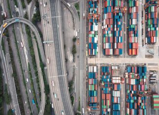 Jak założyć firmę transportową w Polsce krok po kroku Kontenery transportowe i węzeł autostradowy w wielkim mieście