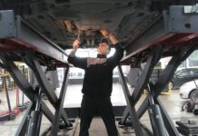 Czy warto kupić BYD używany z importu – na co uważać przy zakupie elektryka Mechanik sprawdza samochód w profesjonalnym warsztacie samochodowym