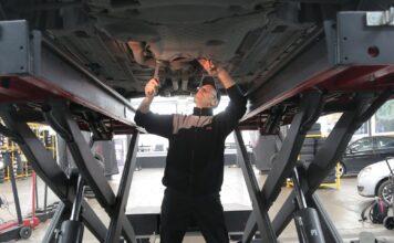 Mechanik sprawdza samochód w profesjonalnym warsztacie samochodowym