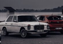 Klasyczny biały Mercedes przy jeziorze w pochmurny dzień
