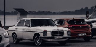 Klasyczny biały Mercedes przy jeziorze w pochmurny dzień