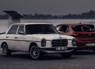 Klasyczny biały Mercedes przy jeziorze w pochmurny dzień