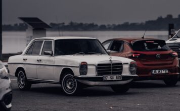Klasyczny biały Mercedes przy jeziorze w pochmurny dzień