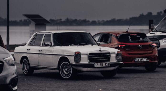 Klasyczny biały Mercedes przy jeziorze w pochmurny dzień