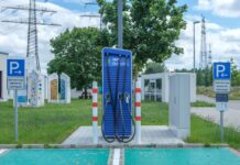 Ile realnie kosztuje utrzymanie Tesli w Polsce i czy to się opłaca Publiczna stacja ładowania samochodów elektrycznych o ekologicznym designie