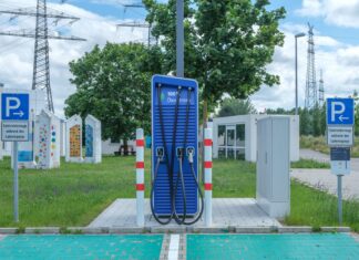 Publiczna stacja ładowania samochodów elektrycznych o ekologicznym designie