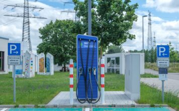 Publiczna stacja ładowania samochodów elektrycznych o ekologicznym designie