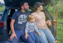 Samochód rodzinny od Renault, Grand Scenic, Megane Grandtour czy Austral, który model najlepiej znosi długie trasy Rodzina siedząca w bagażniku auta podczas wypoczynku na wsi