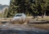 SUV Toyota 4Runner jedzie błotnistym szlakiem off-roadowym w górach