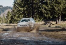 Dacia Duster 4×4 dla amatora off roadu jakie wersje wyposażenia mają sens SUV Toyota 4Runner jedzie błotnistym szlakiem off-roadowym w górach