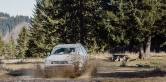 Dacia Duster 4×4 dla amatora off roadu jakie wersje wyposażenia mają sens SUV Toyota 4Runner jedzie błotnistym szlakiem off-roadowym w górach