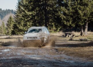 SUV Toyota 4Runner jedzie błotnistym szlakiem off-roadowym w górach