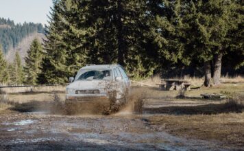 Dacia Duster 4×4 dla amatora off roadu jakie wersje wyposażenia mają sens SUV Toyota 4Runner jedzie błotnistym szlakiem off-roadowym w górach