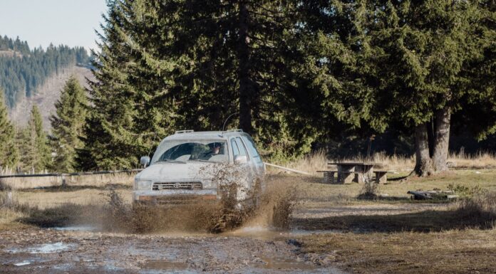 Dacia Duster 4×4 dla amatora off roadu jakie wersje wyposażenia mają sens SUV Toyota 4Runner jedzie błotnistym szlakiem off-roadowym w górach