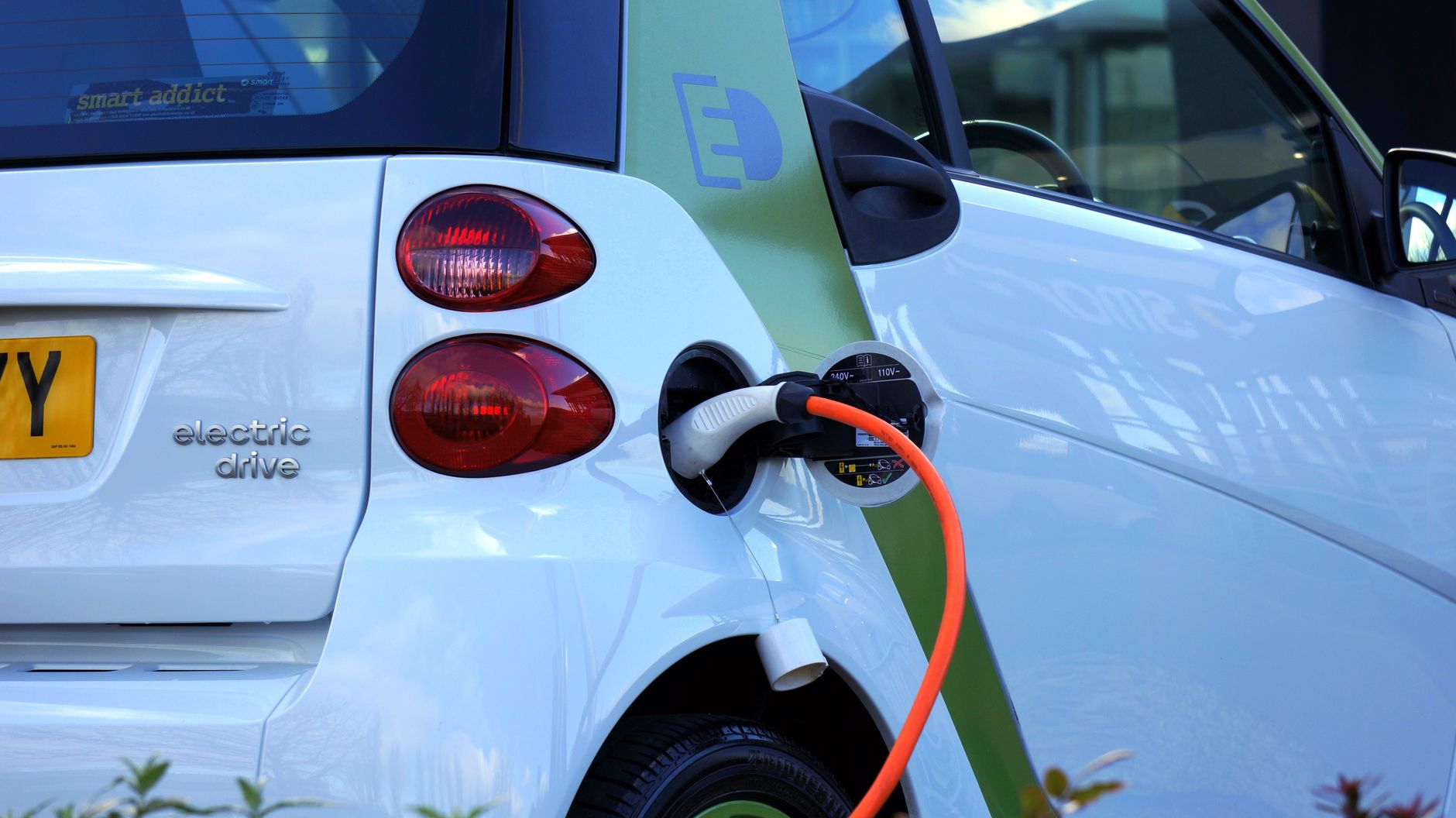 Zbliżenie na ładowanie samochodu elektrycznego Tesla